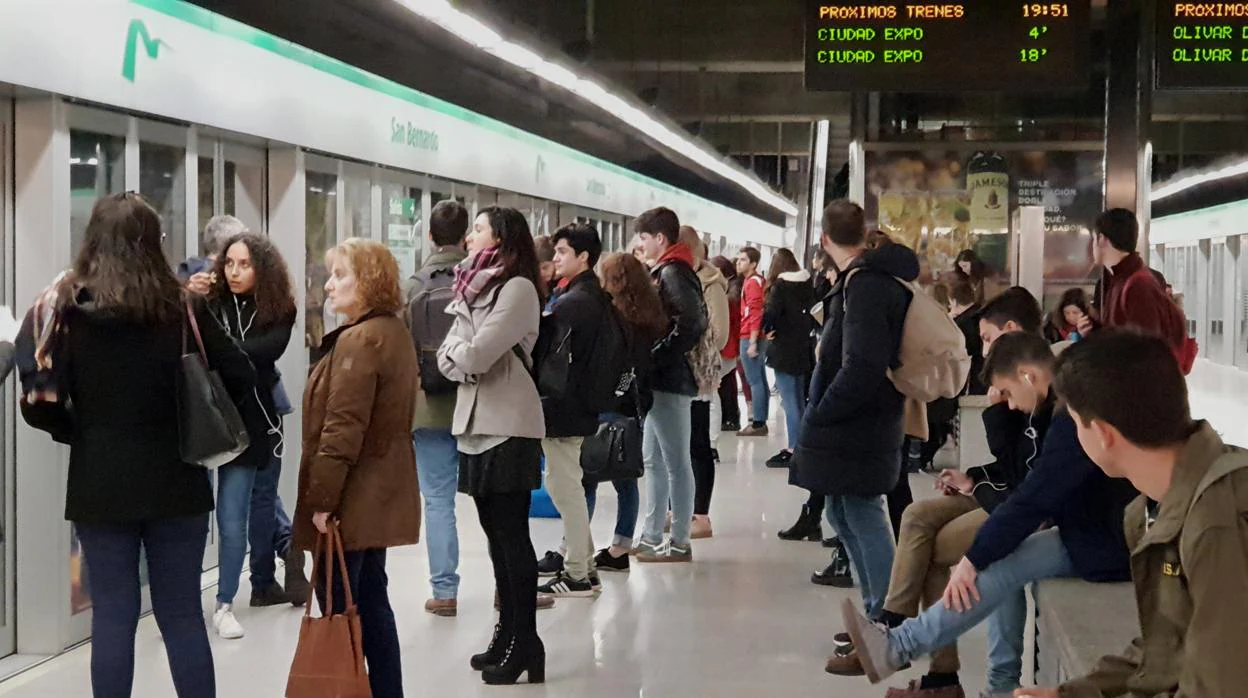 Pasajeros esperando en la estación del metro de Sevilla