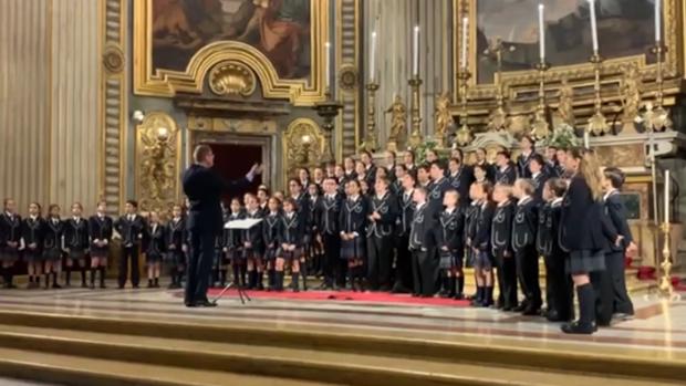 Los niños de un colegio de Sevilla le cantan al Papa en Roma