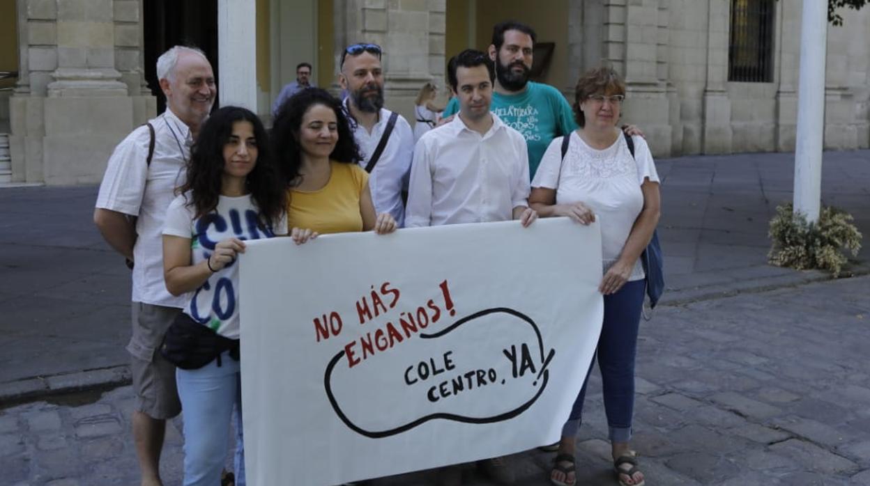 Padres del centro esta mañana en la Plaza Nueva