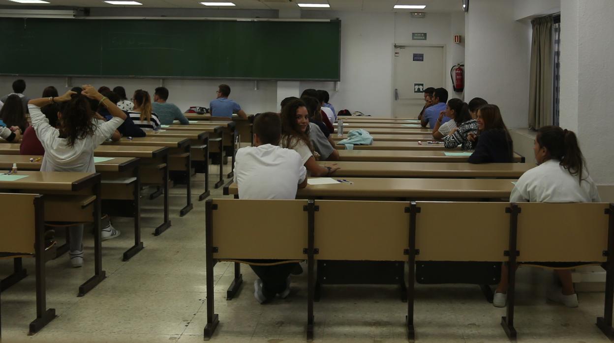Estudiantes en una clase haciendo exámenes