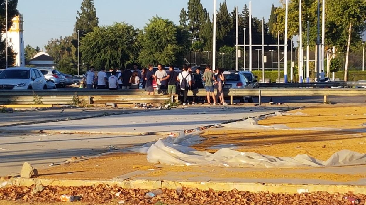 Imagen de una de las botellonas que se suceden en Los Remedios