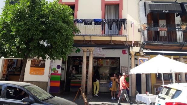 Ropa tendida frente a la Catedral de Sevilla