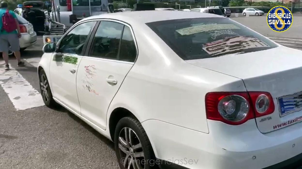 Imagen del taxi tras ser retirado por la grúa