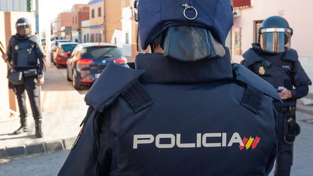 Tres años de cárcel por disparar a varios agentes tras agredir a su pareja