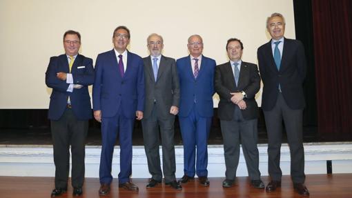 Imagen del jurado que ha concedido el Premio Jurídico 2019 junto al premiado