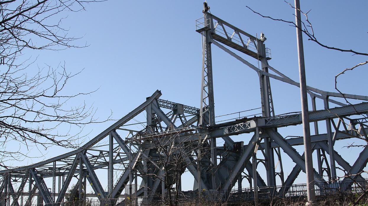 El puente se encuentra depositado en los terrenos del Puerto