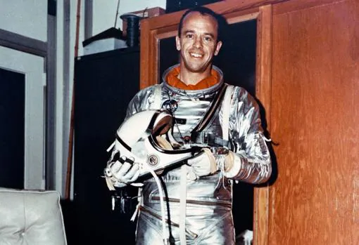Alan Shepard, vestido con el traje de astronauta en 1961