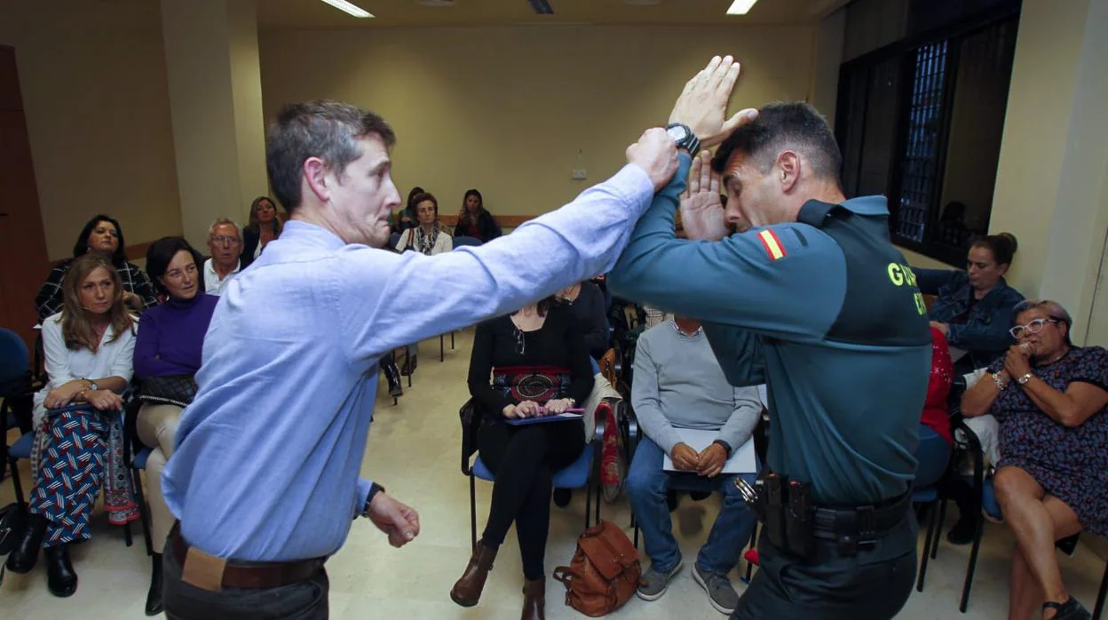 El agente Eduardo Domínguez simula una defensa en un curso con enfermeros sevillanos