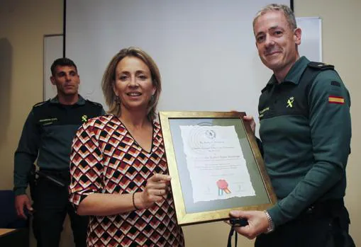 El teniente León con el diploma que le entregó Pilar Cordero en nombre del Colegio de Enfermería de Sevilla