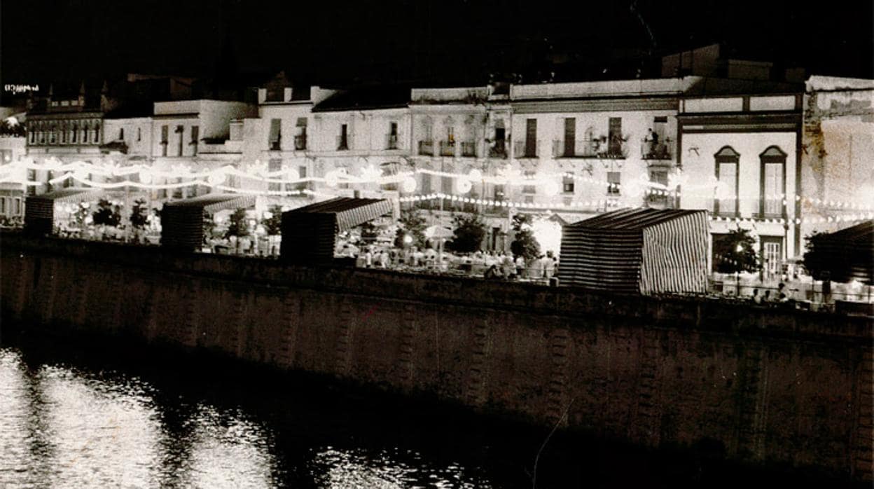 Imagen tomada desde el Puente de Triana con la calle Betis completamente iluminada