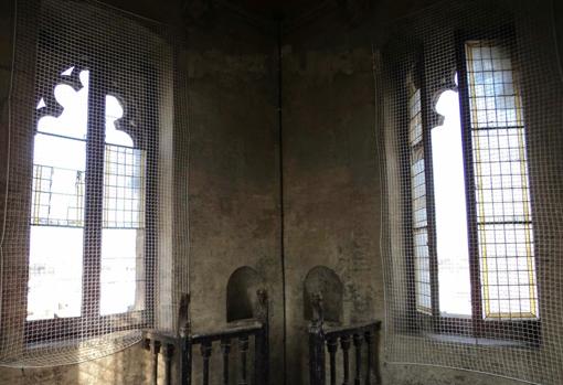 Interior de la Torre Don Fadrique, con protecciones para que no entren las palomas