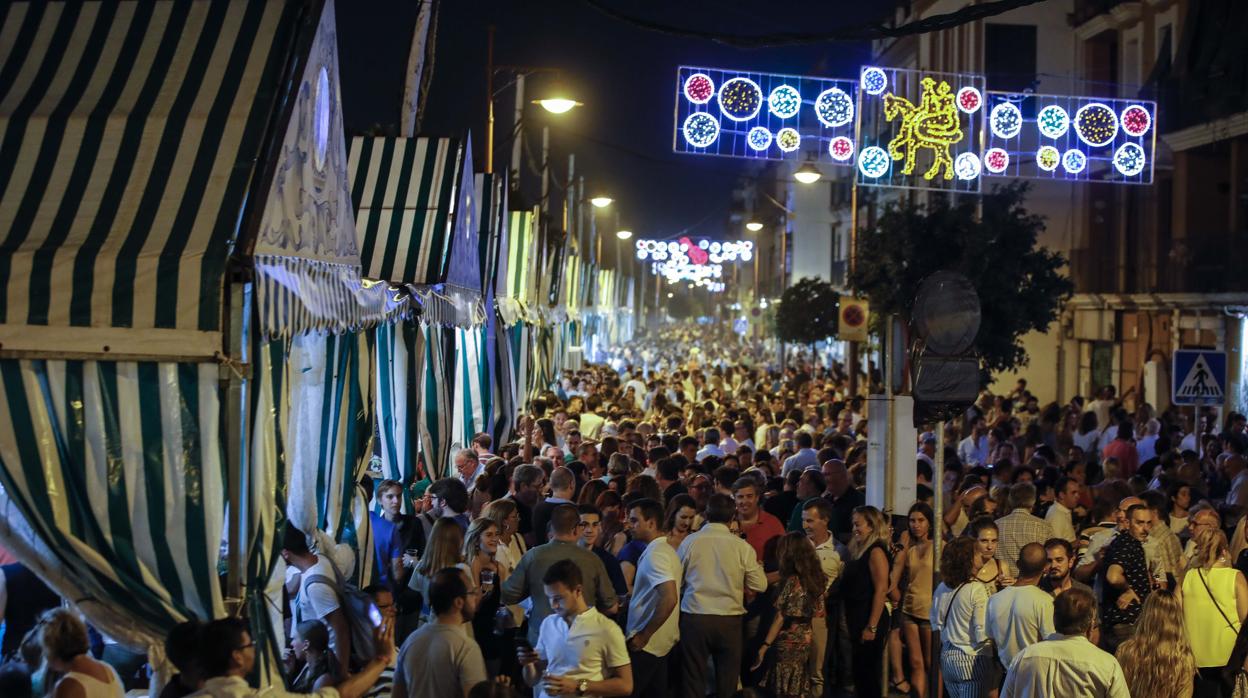 Ambiente nocturno en la Velá de Santa Ana