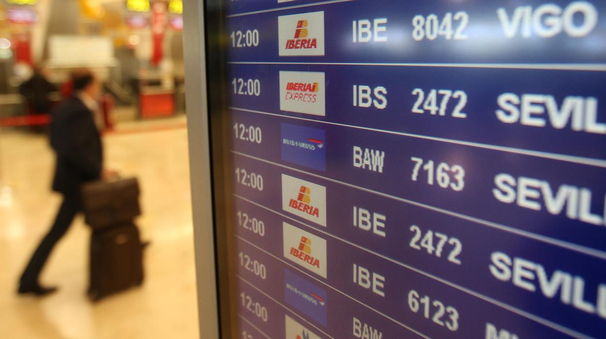 La huelga de trabajadores de tierra de Iberia en Barcelona ya ha cancelado cuatro vuelos en Sevilla.