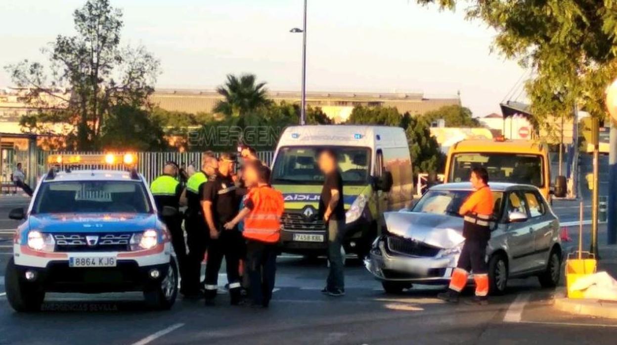 Impacto entre vehículos en la avenida del Cristo de la Expiración de Sevilla