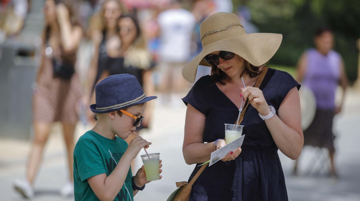 Mujer tomando con su hijo una granizada