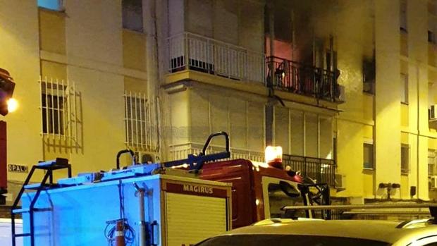 Desalojado un bloque completo de viviendas en La Macarena por un incendio