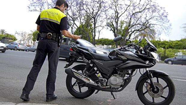 Herido de gravedad un motorista tras un choque frontal en la avenida Carlos III de Sevilla