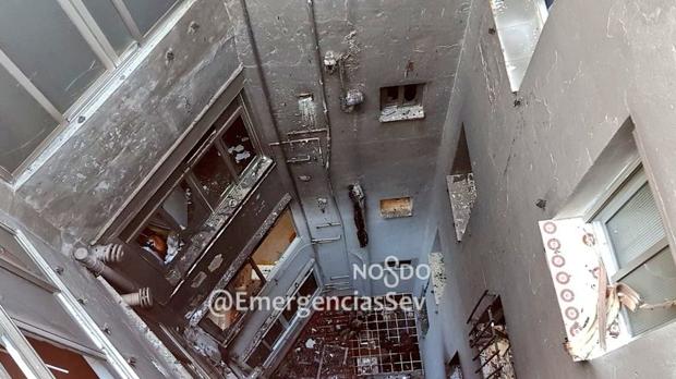 Las desoladoras imágenes del bloque de pisos de la Macarena tras el incendio