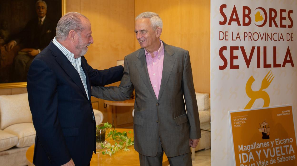 El presidente de la Diputación, junto al presidente de la Asociación de Hoteles de Sevilla y Provincia