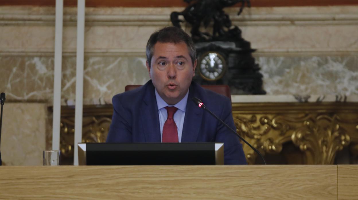 El alcalde Juan Espadas presidió el pleno extraordinario celebrado este miércoles