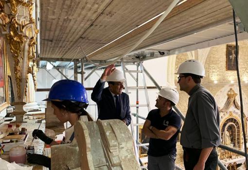 El rector Miguel Ángel Castro, contemplando in situ «las obras»