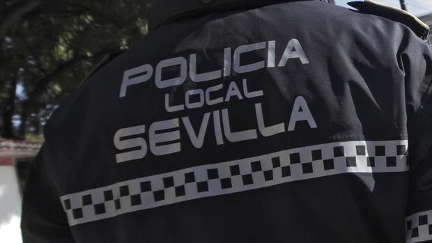 Dos policías locales, fuera de servicio, detienen a dos jóvenes por menudeo de drogas en Triana