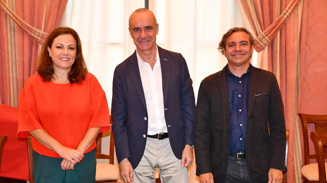 Cristina Murillo, presodente del Colegio Oficial de Arquitectos; Antonio Muñoz, delegado de Hábitat Urbano, Turismo y Cultura y Felipe Castro, gerente de Emvisesa