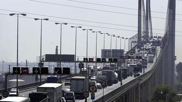 Tercera jornada de retenciones en el Puente del Centenario y en la salida a Camas