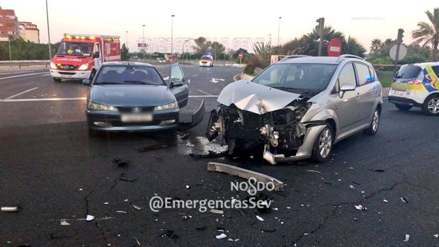 Varios lesionados en una colisión de tres coches en la Glorieta de los Descubrimientos de Sevilla