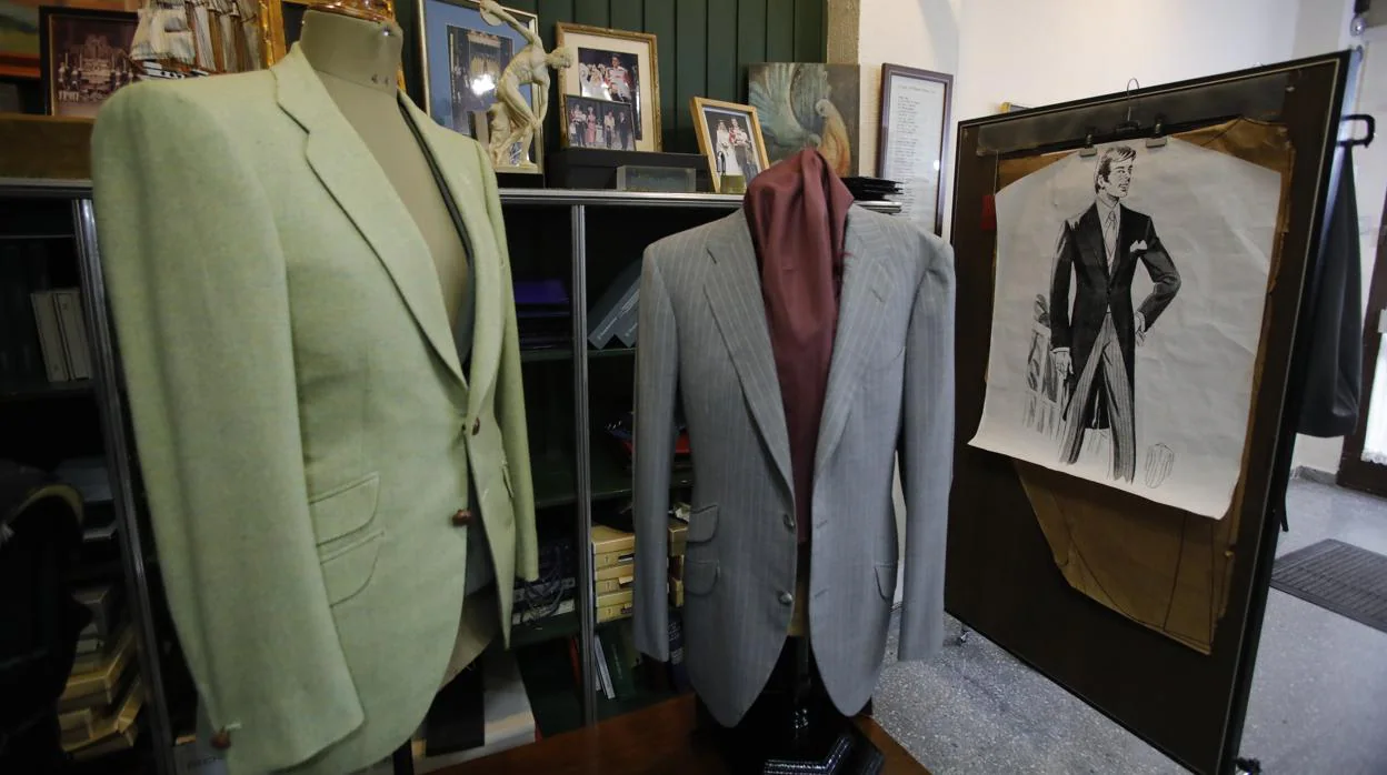 Dos chaquetas junto a un figurín de chaqué en la sevillana Sastería Ávila