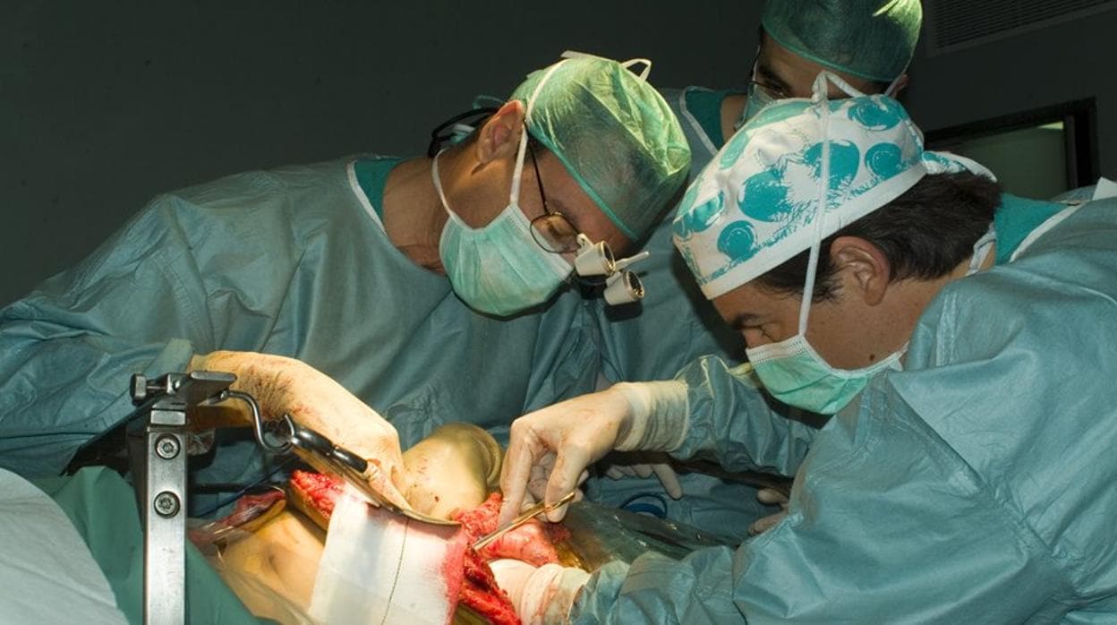 Intervención quirúrgica para realizar un trasplante hepático en el Virgen del Rocío