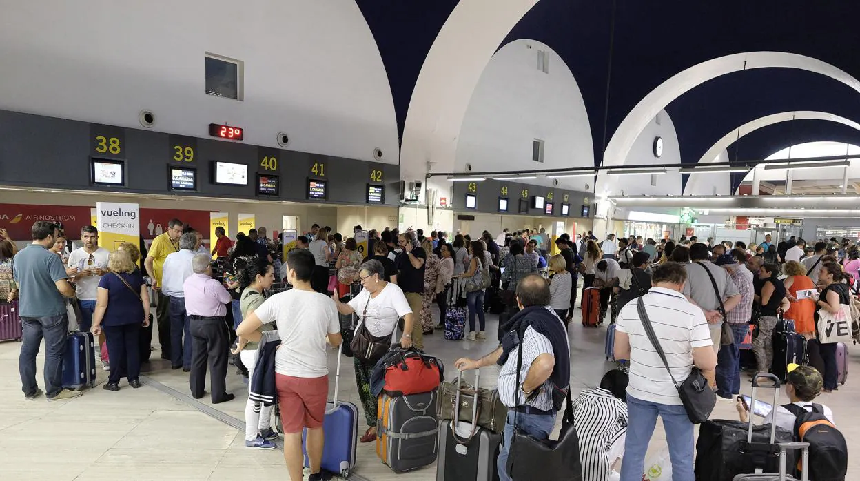Viajeros en la zona de facturación del aeropuerto de Sevilla