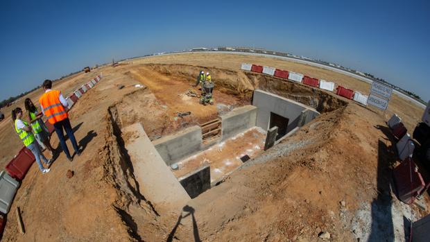 El aeropuerto de Sevilla recupera un kilómetro de pista de vuelo