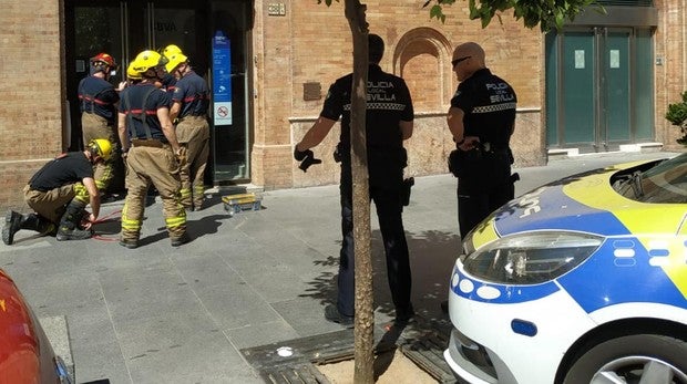 Los Bomberos liberan a una mujer atrapada en un cajero de Sevilla