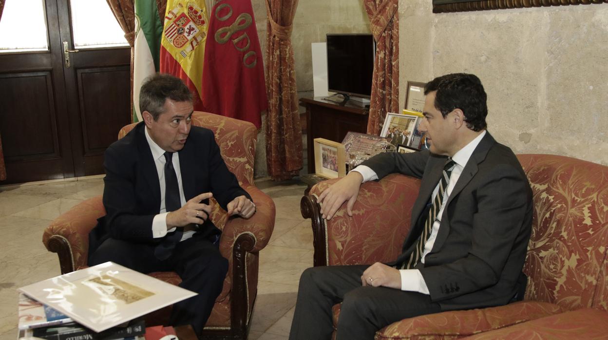El alcalde de Sevilla, Juan Espadas, en un encuentro en el Ayuntamiento con el presidente de la Junta de Andalucía, Juanma Moreno