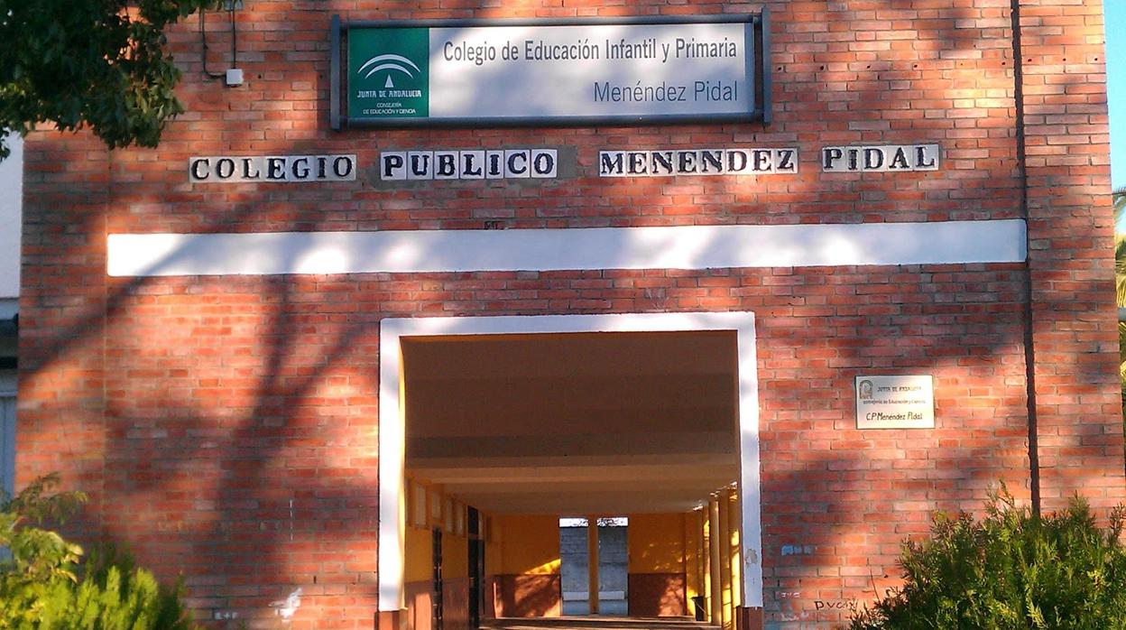 Imagen de la entrada al CEIP Menéndez Pidal, en el Distrito Este-Alcosa-Torreblanca