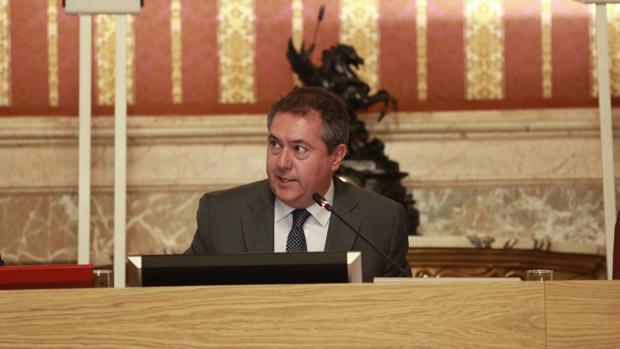 Espadas hará «batalla» para que el Estado permita ampliar contratos en el Ayuntamiento de Sevilla