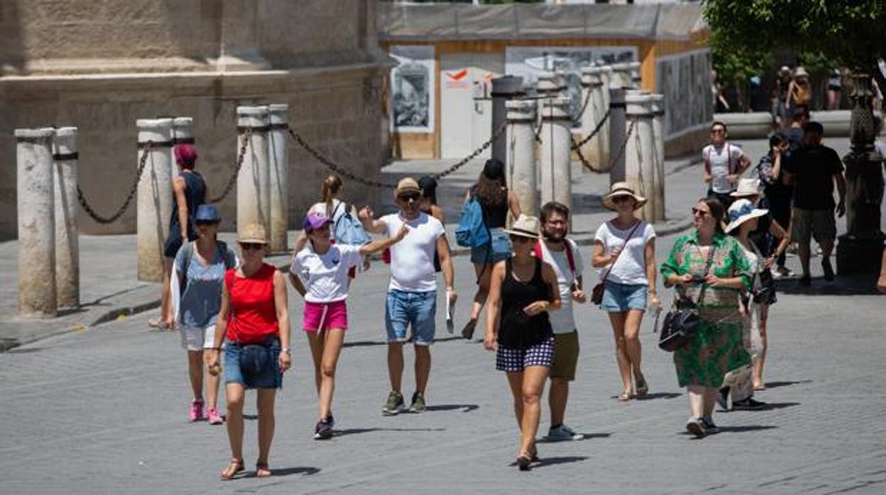 Turistas visitando la Catedral de Sevilla
