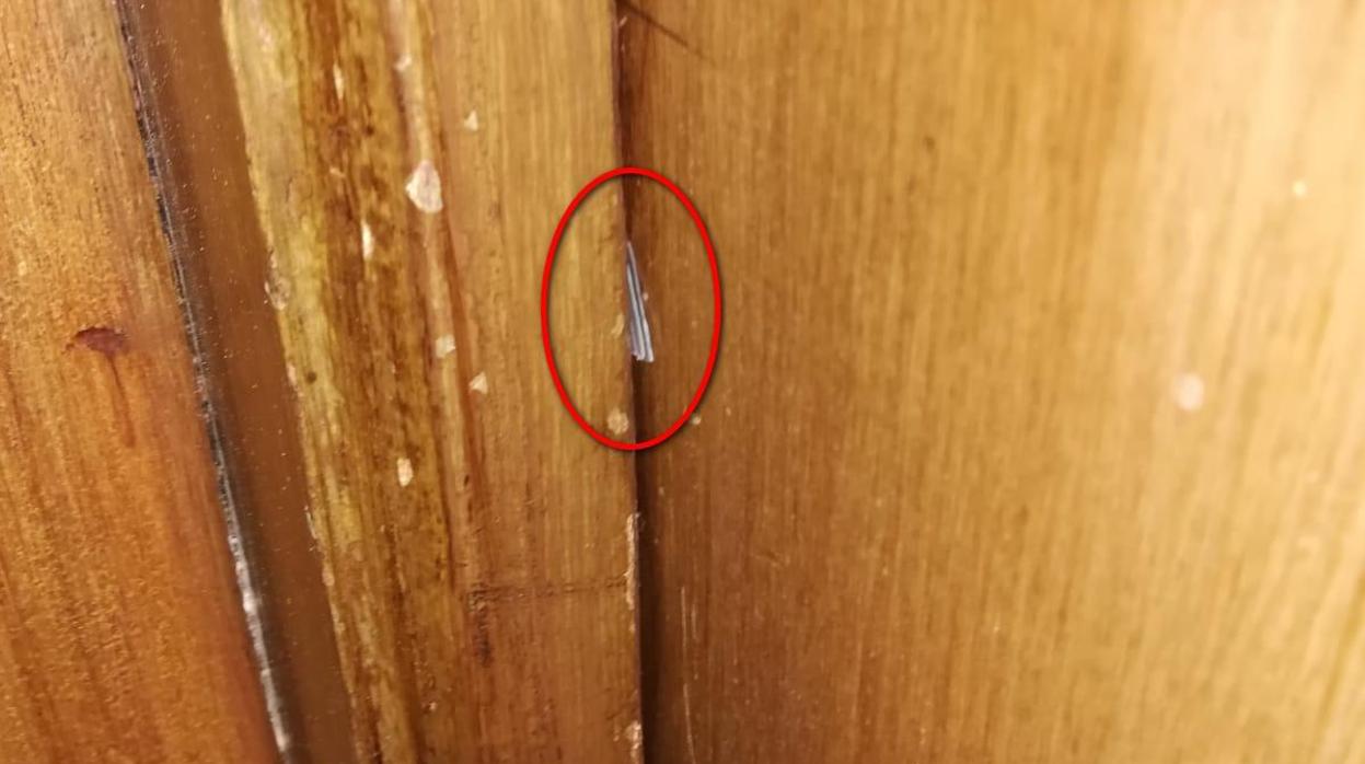 Marcador colocado en una puerta de una vivienda por los ladrones para saber si la vivienda está habitada