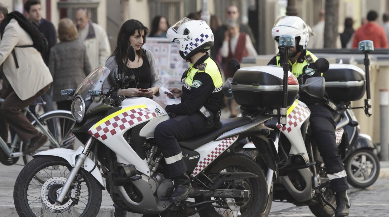 Dos policía locales en Sevilla
