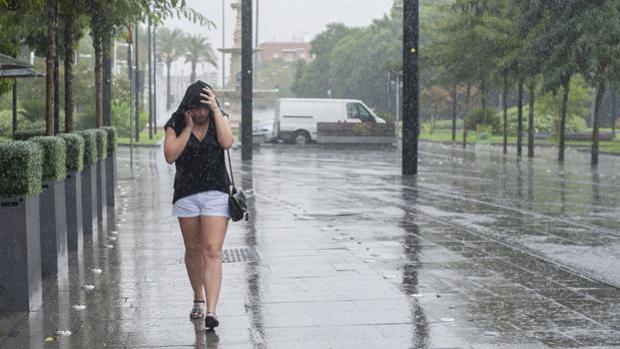 Tiempo en Sevilla: la «gota fría» llega este lunes dejando chubascos y un descenso de temperaturas