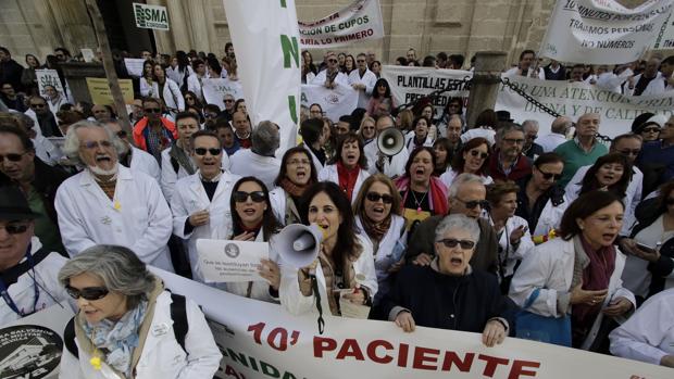 El déficit sanitario en Sevilla, un mal endémico prolongado en verano