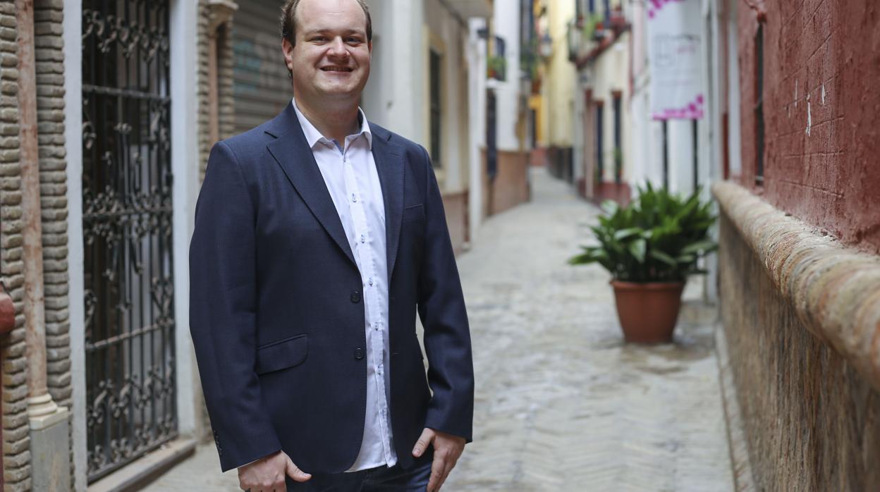 Alberto Carretero en el barrio de Santa Cruz de Sevilla