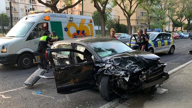 Un coche huye de la Policía provocando destrozos en vehículos aparcados en Alcalde Manuel del Valle