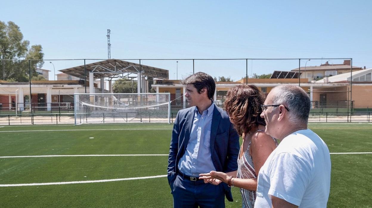 El delegado de Transición Energética y Deportes, David Guevara, durante su visita el campo de Alcosa