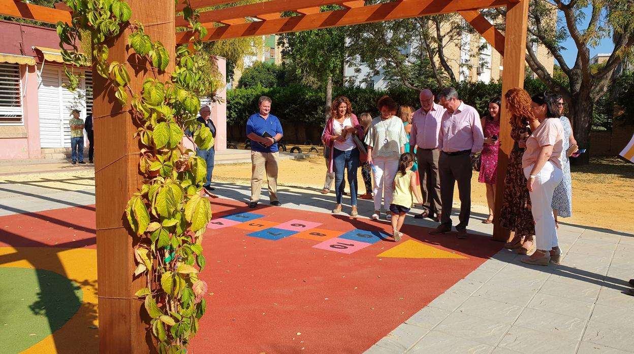 El alcalde, ayer de visita en uno de los colegios reformados