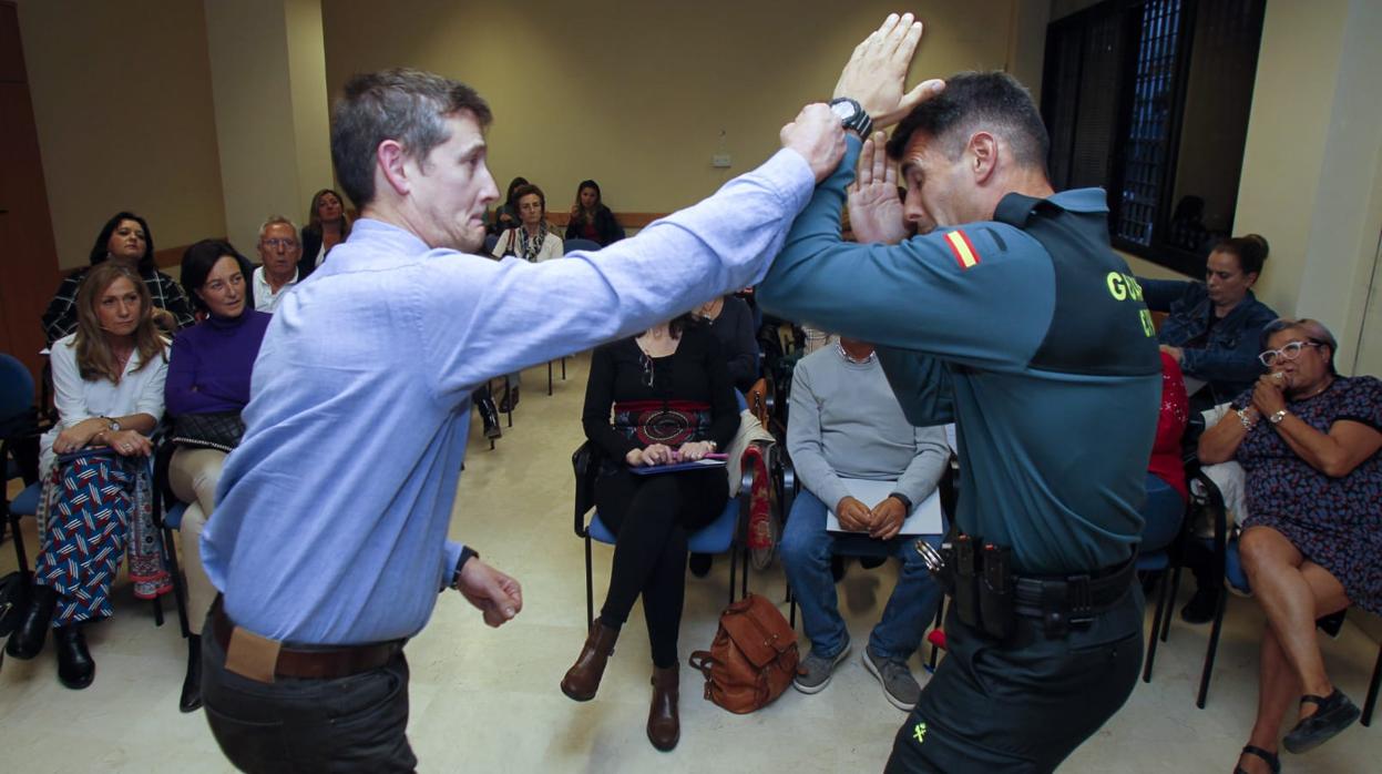 Imagen de uno de los cursos de defensa personal impartidos a 1.800 profesionales sanitarios sevillanos