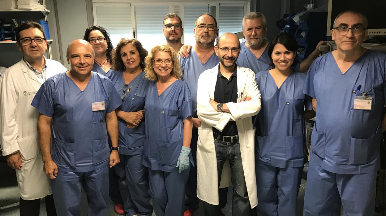 Los doctores Romero y Caunedo, con el equipo de la Unidad de Endoscopia del Hospital Virgen Macarena
