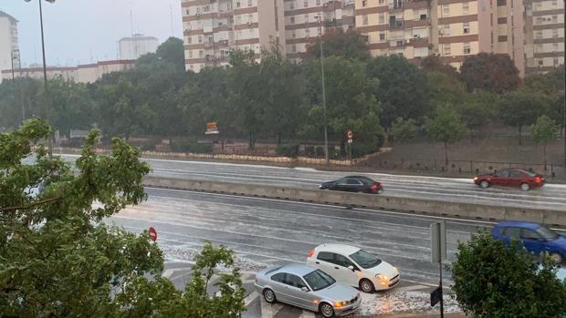 Una intensa tormenta azota a última hora de la tarde a Sevilla