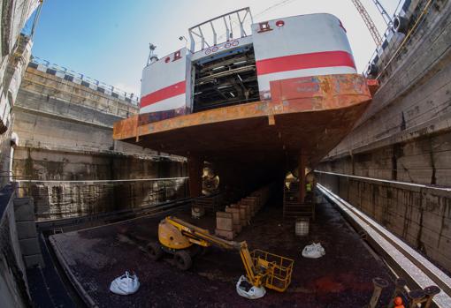 Un barco en el dique seco del astillero sevillano